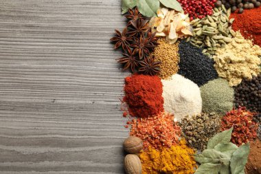 Tahta masanın üzerinde bir sürü farklı baharat var. Metin için boşluk