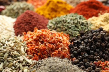 Arkaplan olarak birçok farklı baharat, yakın görünüm