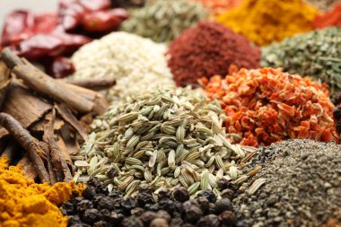 Arkaplan olarak birçok farklı baharat, yakın görünüm