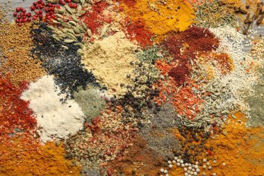 Arka plan olarak birçok farklı baharat, üst görünüm