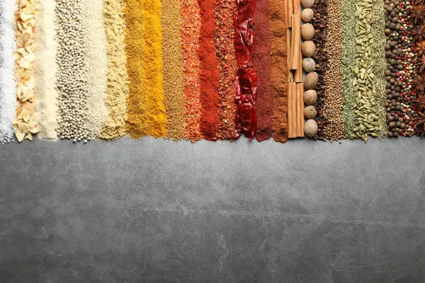 Gri masada bir sürü farklı baharat var. Metin için boşluk