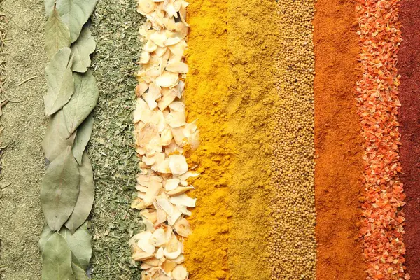 Arka plan olarak birçok farklı baharat, üst görünüm