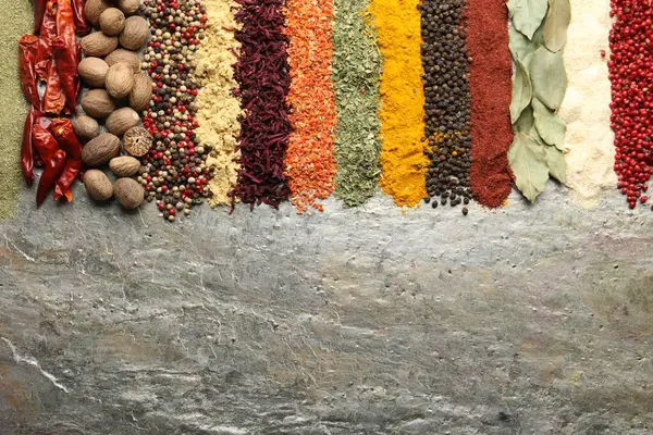 Dokuma masasında pek çok farklı baharat var. Metin için boşluk