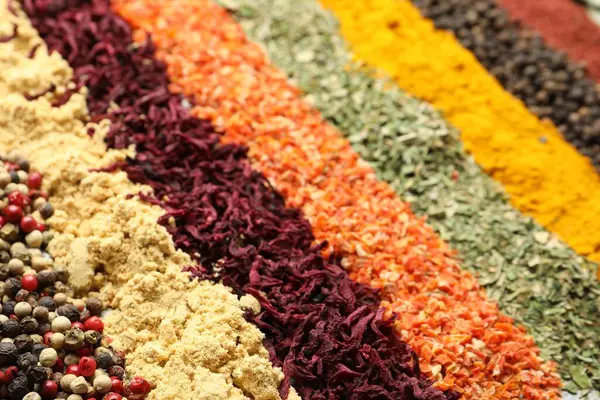 Arkaplan olarak birçok farklı baharat, yakın görünüm