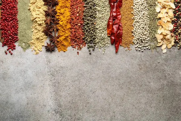 Gri masada bir sürü farklı baharat var. Metin için boşluk