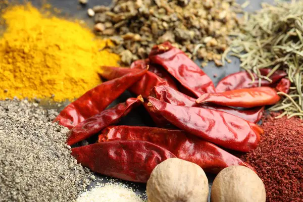 Masada birçok farklı baharat var, yakın plan görünüm