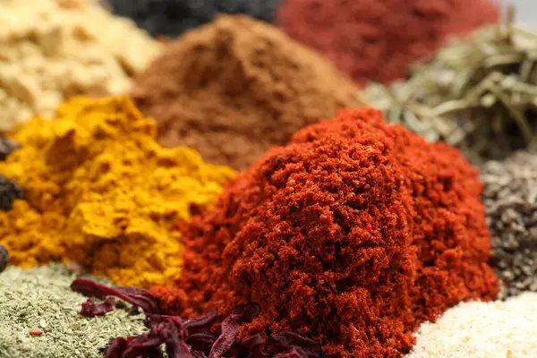 Arkaplan olarak birçok farklı baharat, yakın görünüm