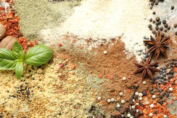 Arka plan olarak birçok farklı baharat, üst görünüm