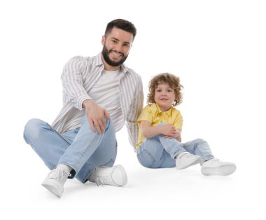 Mutlu baba ve oğlu beyaz arka planda