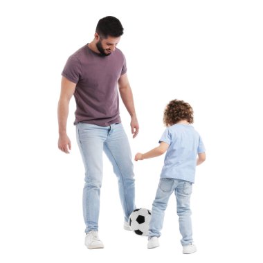 Mutlu baba ve oğlu beyaz arka planda futbol oynuyorlar.