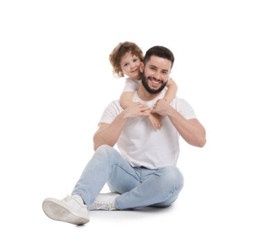 Mutlu baba ve oğlu beyaz arka planda