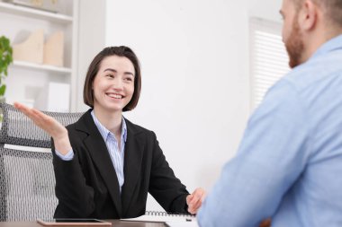 Aday ve adayın ofiste iş görüşmesi var.