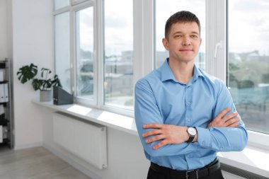 İçerideki pencerenin yanındaki yakışıklı adamın portresi. Metin için boşluk