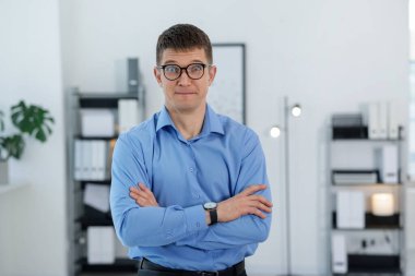 Şaşırmış orta yaşlı bir adamın portresi.