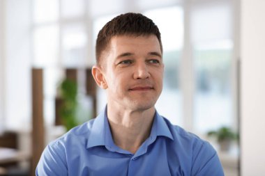 Yakışıklı orta yaşlı bir adamın portresi.