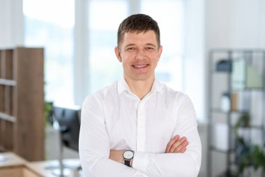 Yakışıklı orta yaşlı bir adamın portresi.