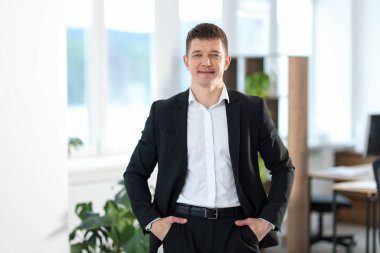 Yakışıklı orta yaşlı bir adamın portresi.