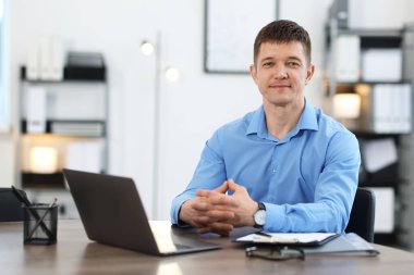 Ofisteki masadaki yakışıklı adamın portresi. Metin için boşluk