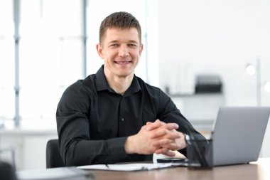 Ofisteki yakışıklı adamın portresi.