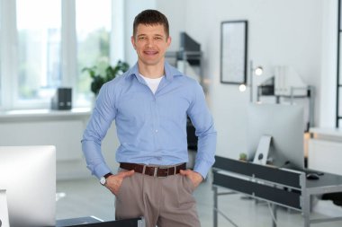 Yakışıklı orta yaşlı bir adamın portresi.