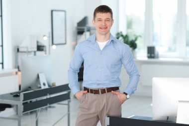 Yakışıklı orta yaşlı bir adamın portresi.