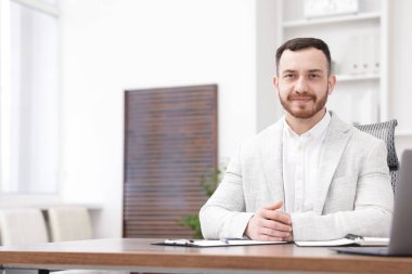 Ofiste işe alım yapan kişi mutlu, mesaj için yer var.