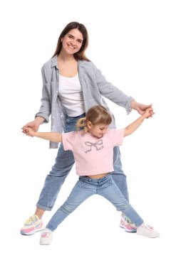 Mutlu anne ve tatlı kızı beyaz arka planda