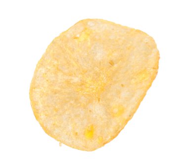 Beyaza izole edilmiş lezzetli bir patates cipsi.