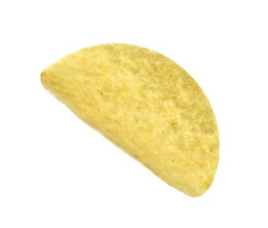 Beyaza izole edilmiş lezzetli bir patates cipsi.
