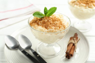 Tarçınlı ve naneli lezzetli sütlaç, yakın plan.