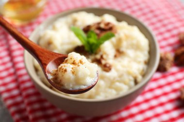 Sofrada leziz sütlaç yiyorum, yakın plan. Metin için boşluk