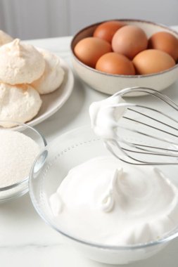 Krem şantili çırpma çırpma ve diğer malzemeler ışık masasında, yakın plan. Kurabiye pişiriyorum.