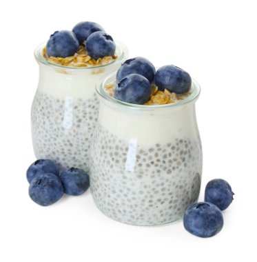 Chia tohumlu lezzetli puding, yoğurt, yaban mersini ve granola beyaza izole edilmiş bardaklarda. Süper yemek.