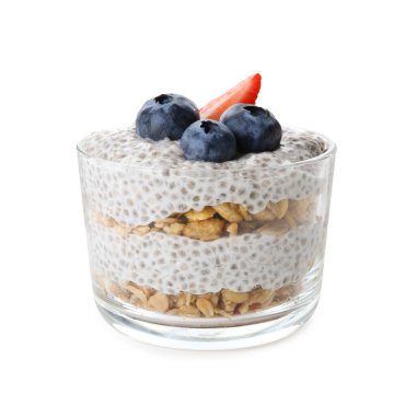 Chia tohumlu lezzetli puding, yoğurt, yaban mersini, granola ve beyaz üzerine izole çilek. Süper yemek.