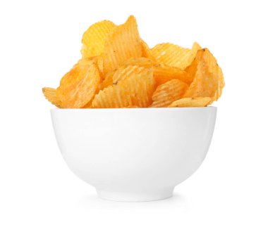 beyaz izole kase lezzetli patates cipsi