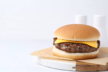 Beyaz masada leziz bir çizburger, yakın plan. Metin için boşluk
