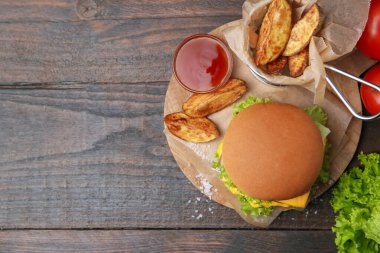 Patates dilimli leziz çizburger ve tahta masada ketçap. Metin için boşluk