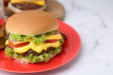 Beyaz mermer masada leziz bir çizburger, yakın plan. Metin için boşluk