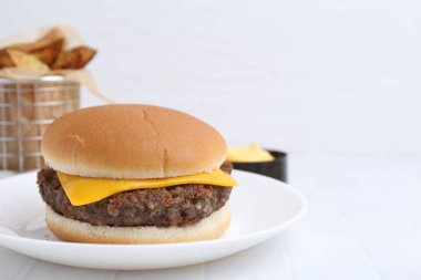 Beyaz masada leziz köfteli çizburger, yakın plan. Metin için boşluk