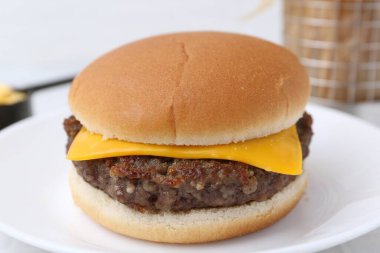 Masada lezzetli köfteli çizburger, yakın plan.