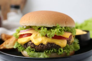 Masada soslu leziz bir çizburger, yakın plan.