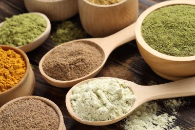 Tahta masadaki farklı süper yiyecek tozları, yakın plan.