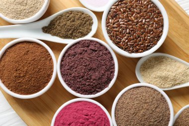 Tabaklarda ve kaşıklarda farklı süper yiyecekler var.