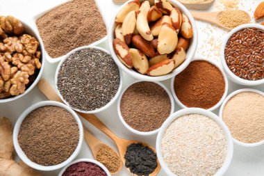 Beyaz arka planda farklı süper yiyecekler, düz konum