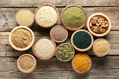 Tahta masadaki kaselerdeki farklı süper yiyecekler.