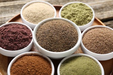 Tabaklardaki farklı süper yiyecekler masada, yakın plan.