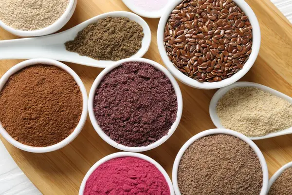 Tabaklarda ve kaşıklarda farklı süper yiyecekler var.