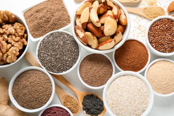 Beyaz arka planda farklı süper yiyecekler, düz konum