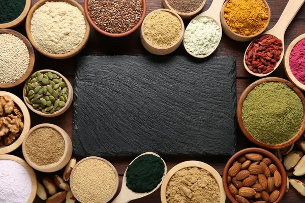 Farklı süper gıda ürünleri ve tahta masa üzerinde boş tahta, düz yatıyordu. Metin için boşluk