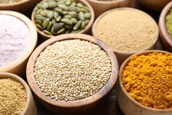 Tabaklardaki farklı süper yiyecekler masada, yakın plan.